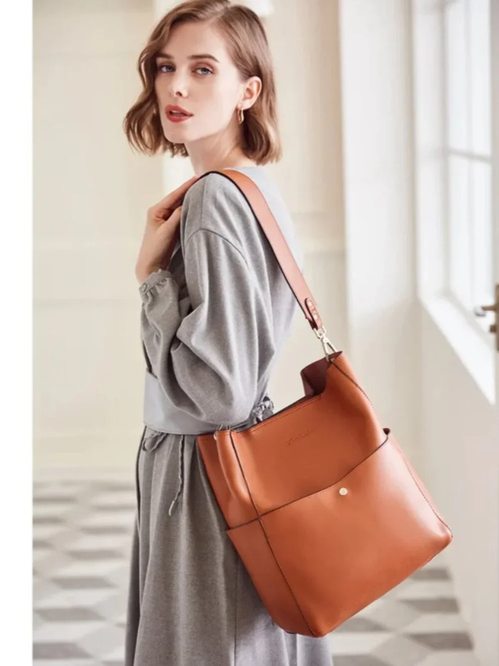 BOSTANTEN Genuine Leather Hobo Bucket Shoulder Bag Cognac Brown Gold Hardware